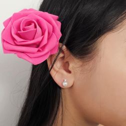 Orecchini Perla Akoya 6.5mm con Diamante 0.07ct foto indossata