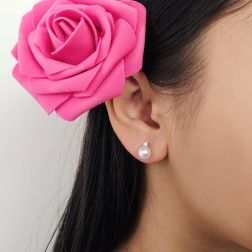 Orecchini Perla Akoya 7mm con Diamante 0.08ct foto indossata