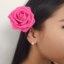 Orecchini Perla Akoya 8.5mm con Diamante 0.11ct foto indossata