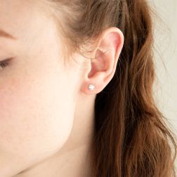 Photo of worn Solitaire earrings with 2 GIA certified Diamonds of 0.40ct