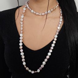 Collana Lunga 114cm Perle Rosa a bottone senza chiusura foto indossata