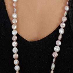 Collana Lunga 114cm Perle Rosa a bottone senza chiusura foto indossata