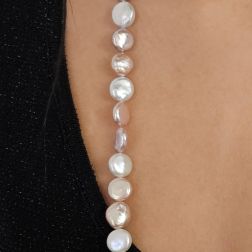 Collana Lunga 114cm Perle Rosa a bottone senza chiusura foto indossata