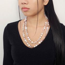 Collana Lunga 114cm Perle Rosa a bottone senza chiusura foto indossata