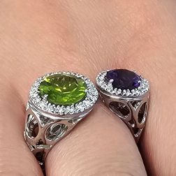 Anello Design Aperto Peridoto 9mm e Ametista 7mm contorno Diamanti foto indossata