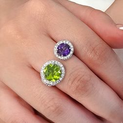 Anello Design Aperto Peridoto 9mm e Ametista 7mm contorno Diamanti foto indossata