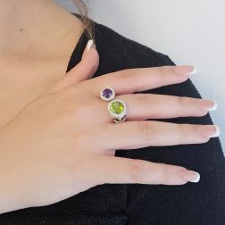 Anello Design Aperto Peridoto 9mm e Ametista 7mm contorno Diamanti foto indossata