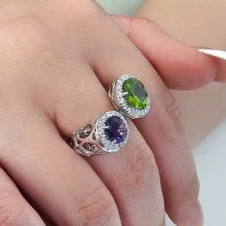 Anello Design Aperto Peridoto 9mm e Ametista 7mm contorno Diamanti foto indossata