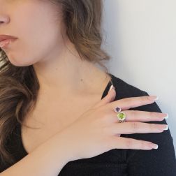 Anello Design Aperto Peridoto 9mm e Ametista 7mm contorno Diamanti foto indossata
