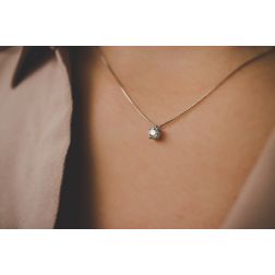 Girocollo Solitario Punto Luce Simple 0.22ct foto indossata