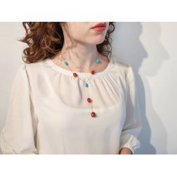 Collana Girocollo con Laccetto in Oro Giallo con Corallo e Turchese foto indossata