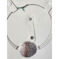 Girocollo semi-rigido Medaglione Curvo in Oro Bianco