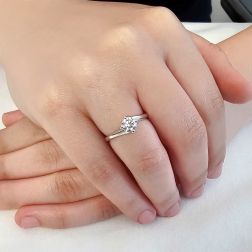 Photo of worn Solitaire ring Panarea Diamond 0.70ct
