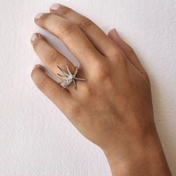 Anello Stella Marina a filo con Diamanti in Oro Bianco foto indossata