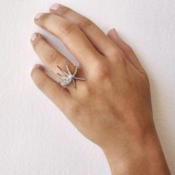Anello Stella Marina a filo con Diamanti in Oro Bianco foto indossata