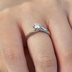 Solitario Panarea Diamante 0.30ct foto indossata