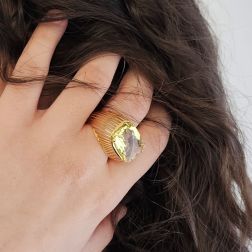 Anello Quarzo Lemon in Oro Giallo foto indossata