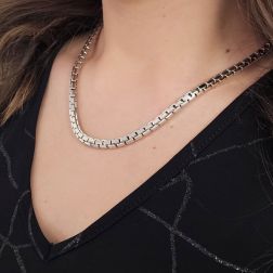 Photo of worn 45cm Venetian chain necklace – 5.2mm
