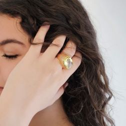 Anello Quarzo Lemon in Oro Giallo foto indossata