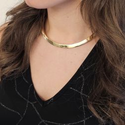 Photo of worn ‘Aura’ rigid necklace in yellow gold