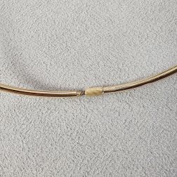 ‘Halo’ rigid necklace in yellow gold