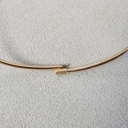 ‘Halo’ rigid necklace in yellow gold