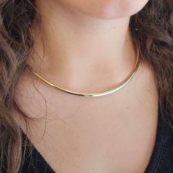 Photo of worn Rigid tubular necklace in yellow gold