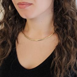 Photo of worn Rigid tubular necklace in yellow gold