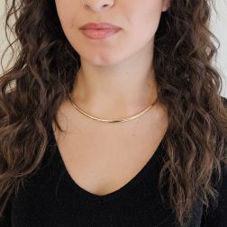 Photo of worn Rigid tubular necklace in yellow gold