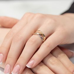 Anello Crossover in Oro Giallo, Oro Rosa e Oro Bianco foto indossata
