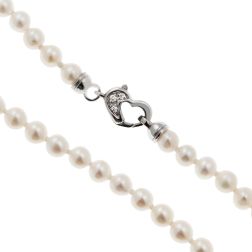Freshwater Pearl Bracelet with a Heart-Shaped Clasp in White Gold and Diamonds