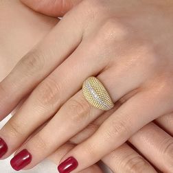Anello Bombato Godronato in Oro Giallo con Zirconi foto indossata