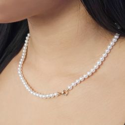 Photo of worn Freshwater pearl necklace with a round clasp in 18kt rose gold