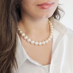 Collana Perle Freshwater 13.5-14mm - 11.50mm con susta interna in Oro Bianco 18kt foto indossata