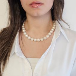 Collana Perle Freshwater 13.5-14mm - 11.50mm con susta interna in Oro Bianco 18kt foto indossata
