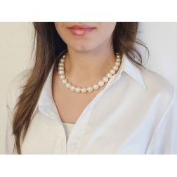 Collana Perle Freshwater 13.5-14mm - 11.50mm con susta interna in Oro Bianco 18kt foto indossata
