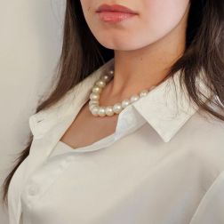 Collana Perle Freshwater 13.5-14mm - 11.50mm con susta interna in Oro Bianco 18kt foto indossata
