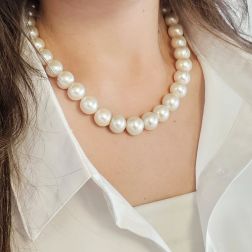 Collana Perle Freshwater 13.5-14mm - 11.50mm con susta interna in Oro Bianco 18kt foto indossata