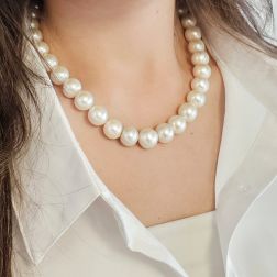 Collana Perle Freshwater con susta interna in Oro Bianco 18kt foto indossata