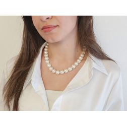 Collana Perle Freshwater 13.5-14mm - 11.50mm con susta interna in Oro Bianco 18kt foto indossata