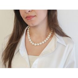 Collana Perle Freshwater con susta interna in Oro Bianco 18kt foto indossata
