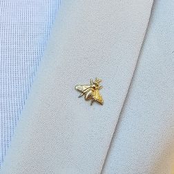 Spilla Ape in Oro Giallo foto indossata