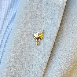 Spilla Elefante in Oro Giallo con Diamantino foto indossata
