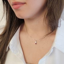 Girocollo Trilogy scalare Diamanti con Rubino  (2.9mm-3.7mm)  foto indossata