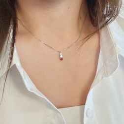 Girocollo Trilogy scalare Diamanti con Rubino  (2.9mm-3.7mm)  foto indossata