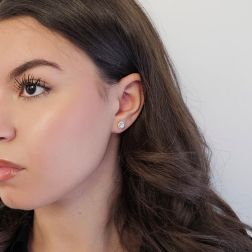 Photo of worn Light Point Earrings Diamonds with 0.26ct/0.27ct each Contoured