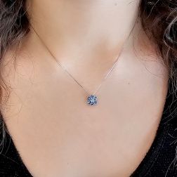Collana con ciondolo Fiore 9mm Acquamarina centrale e Zaffiri Blu contorno foto indossata