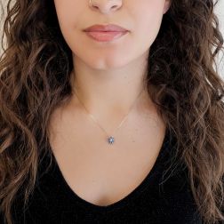 Collana con ciondolo Fiore 9mm Acquamarina centrale e Zaffiri Blu contorno foto indossata