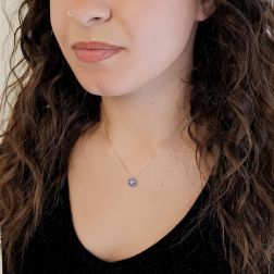 Collana con ciondolo Fiore 9mm Acquamarina centrale e Zaffiri Blu contorno foto indossata