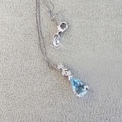 Girocollo Acquamarina a Goccia e 2 punti luce Diamanti